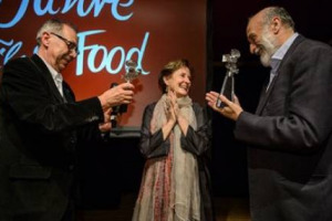 Il Festival del Cinema di Berlino premia Slow Food: la Berlinale ha consegnato il premio “Camera Award” al fondatore e presidente del movimento della chiocciolina, Carlo Petrini, e alla vice presidente internazionale, Alice Waters